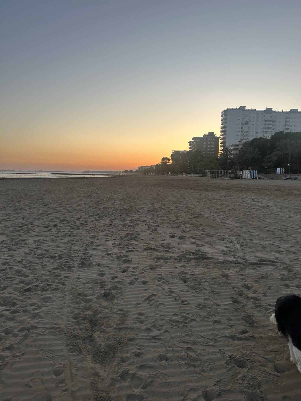 Strand bij dageraad aan de Costa del Azahar — Grau de Castellón