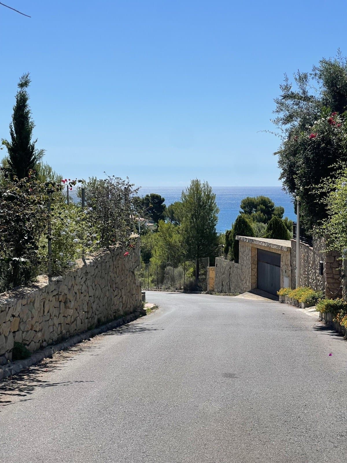 Mediterrane woonstraat met zee-uitzicht aan de Costa del Azahar